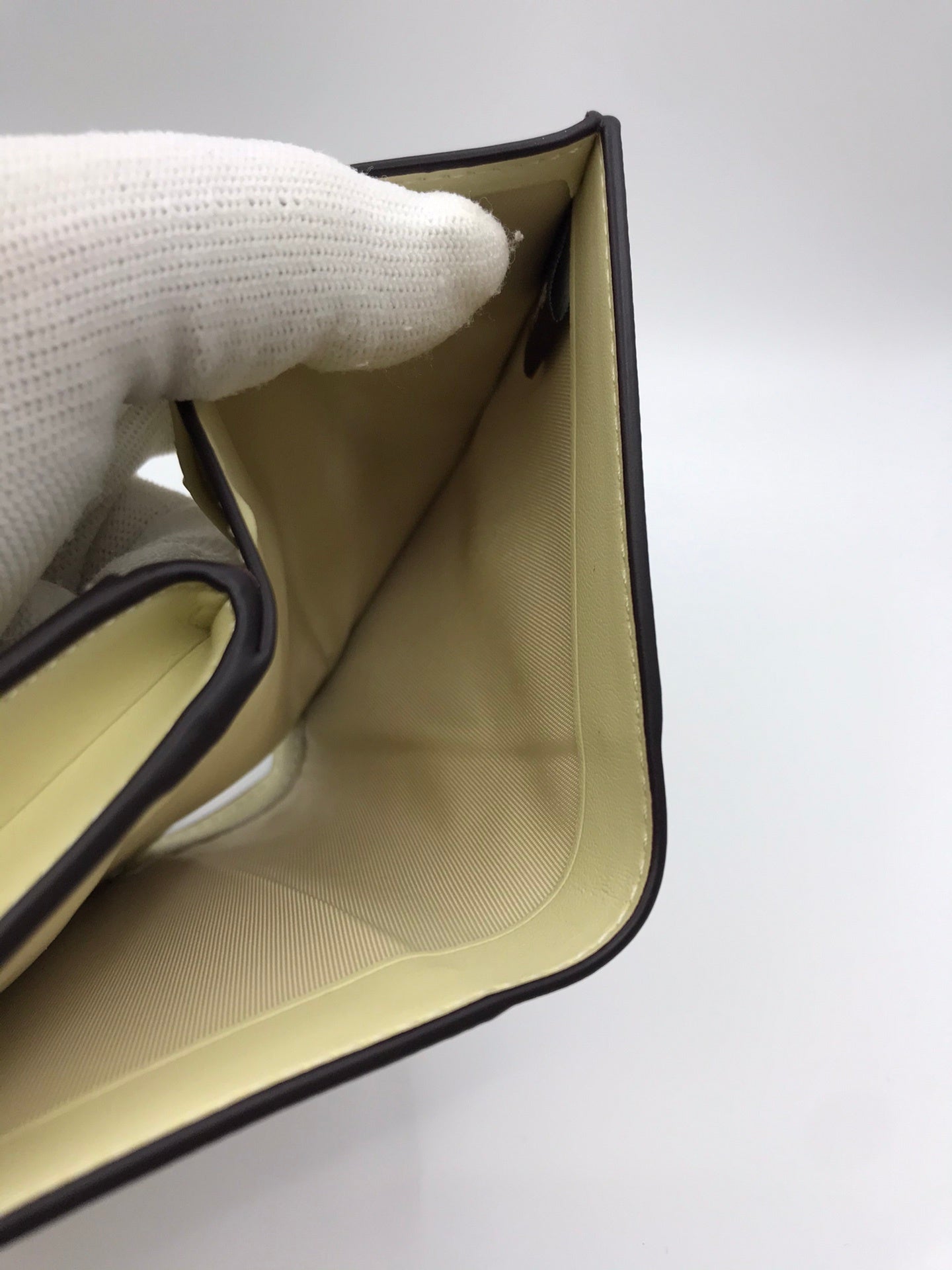 Medium Corner Zip Wallet In Beige