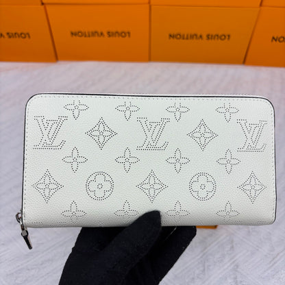 Sarah Wallet Monogram