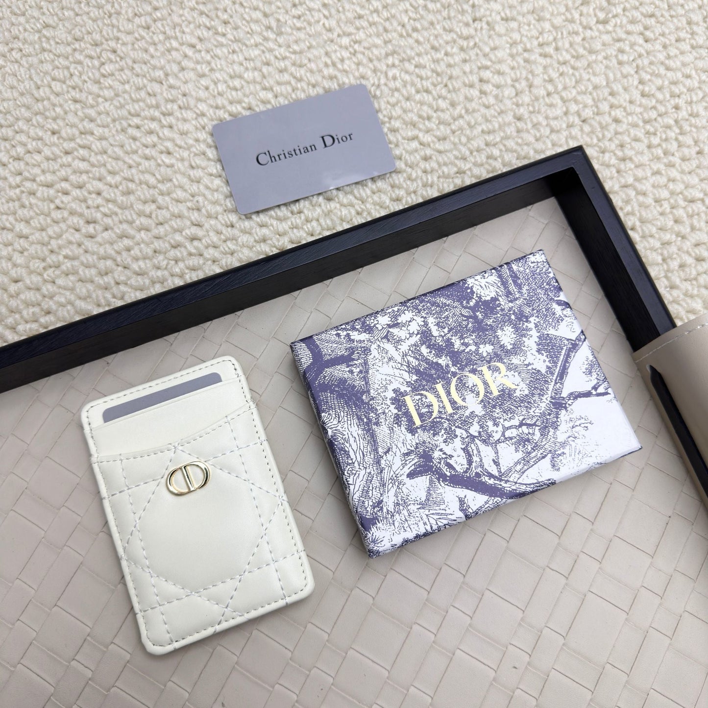 D10r Magnetic Card Holder